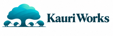 Kauri Works:カウリの木と4羽のキウイの正式ロゴ